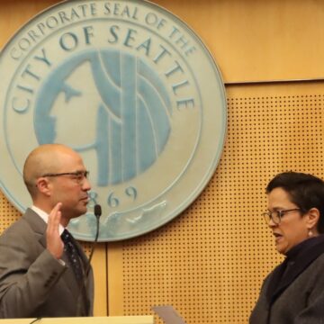 CMLin-SwearingIn3 Councilmember Eddie Lin is sworn in.